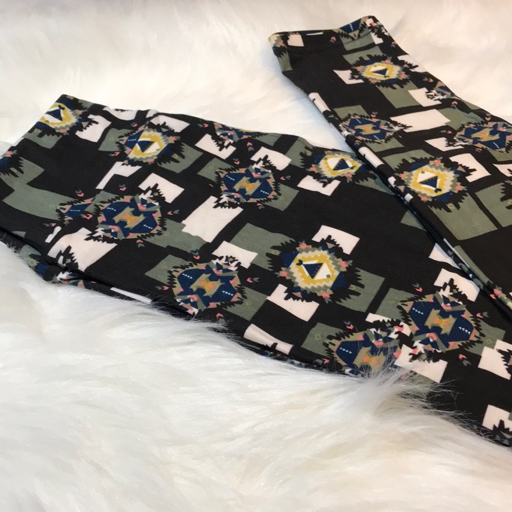 LuLaRoe One size leggings ⭐️